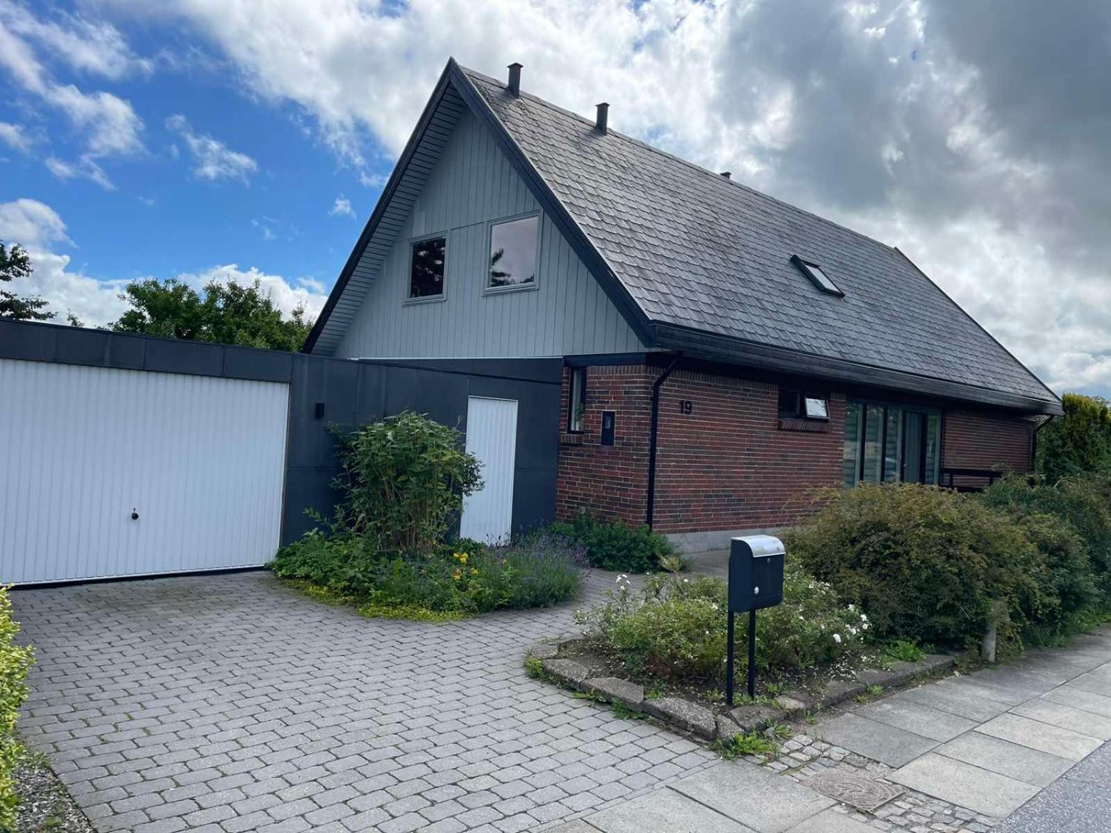 Stort hus med aktivitetsrum og dejlig have