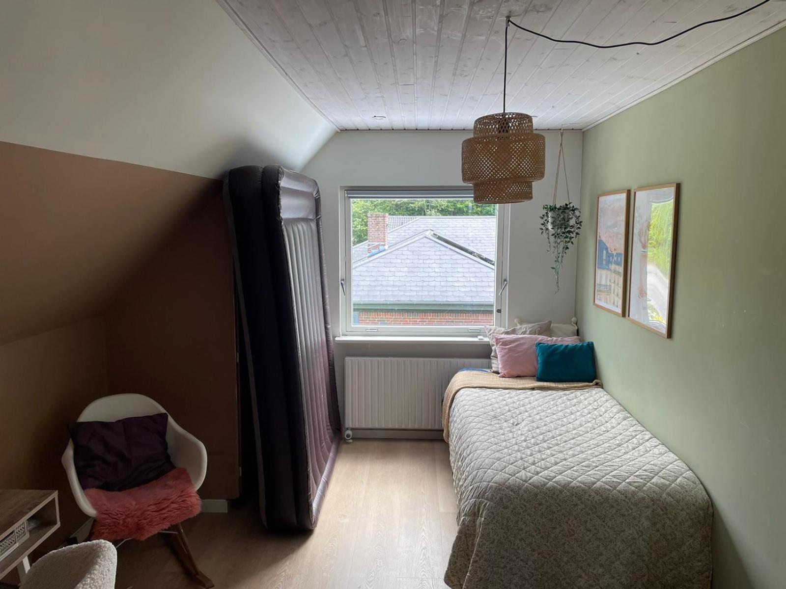 Stort hus med aktivitetsrum og dejlig have