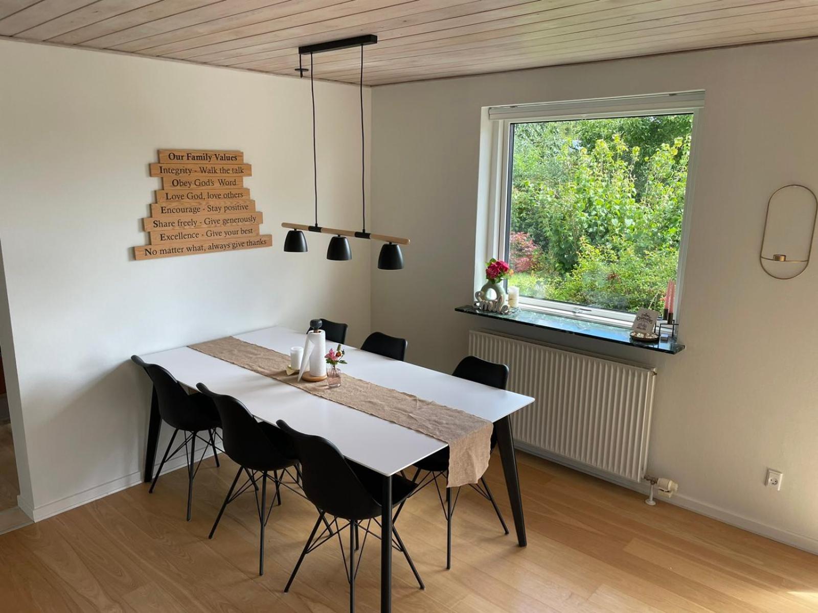 Stort hus med aktivitetsrum og dejlig have