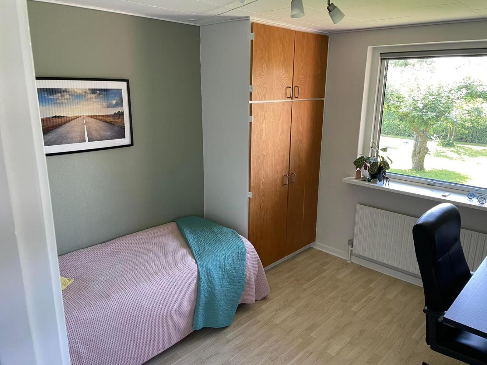 Stort hus med aktivitetsrum og dejlig have