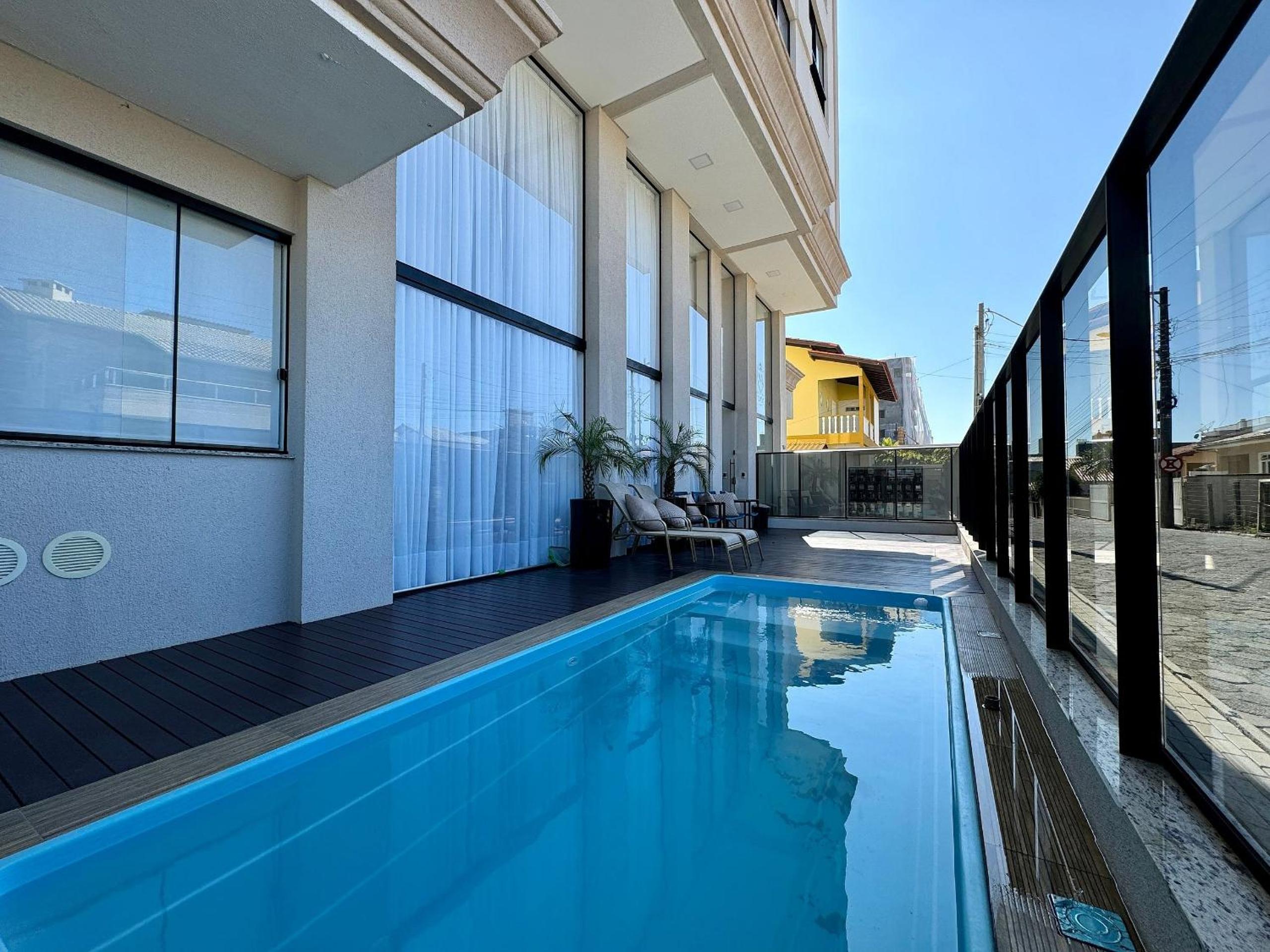 Lindo Apartamento com piscina em Bombas / SC