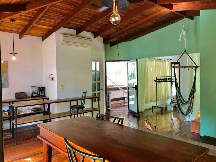 Lofty, fully equipped apartment in the heart of Montezuma