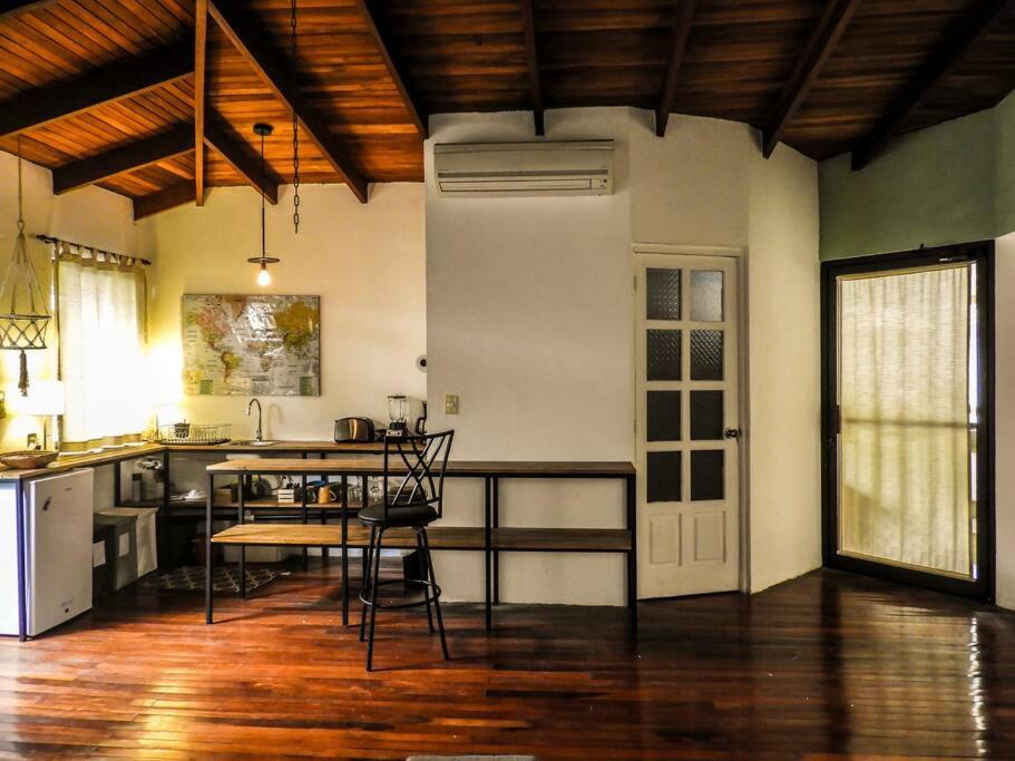 Lofty, fully equipped apartment in the heart of Montezuma