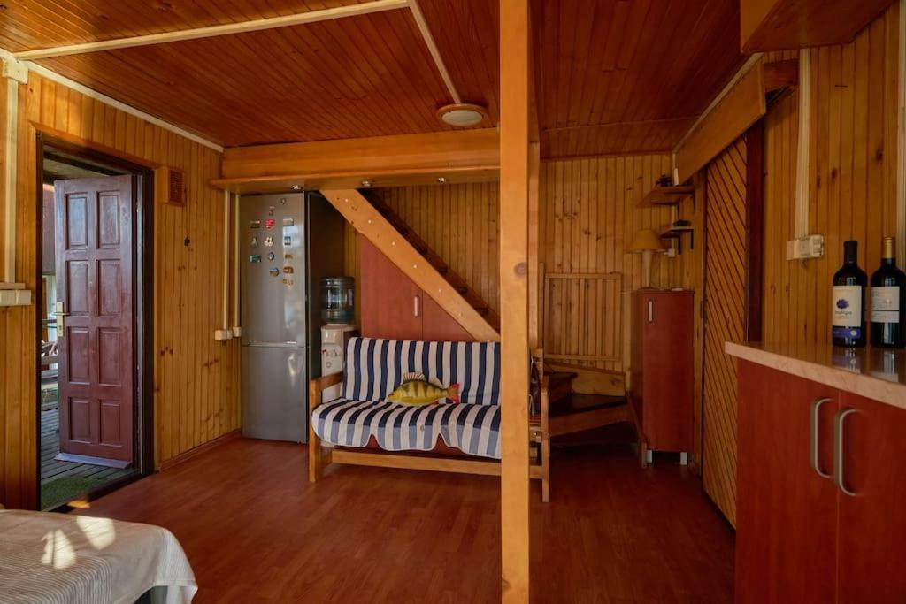 Homey house boat, great location