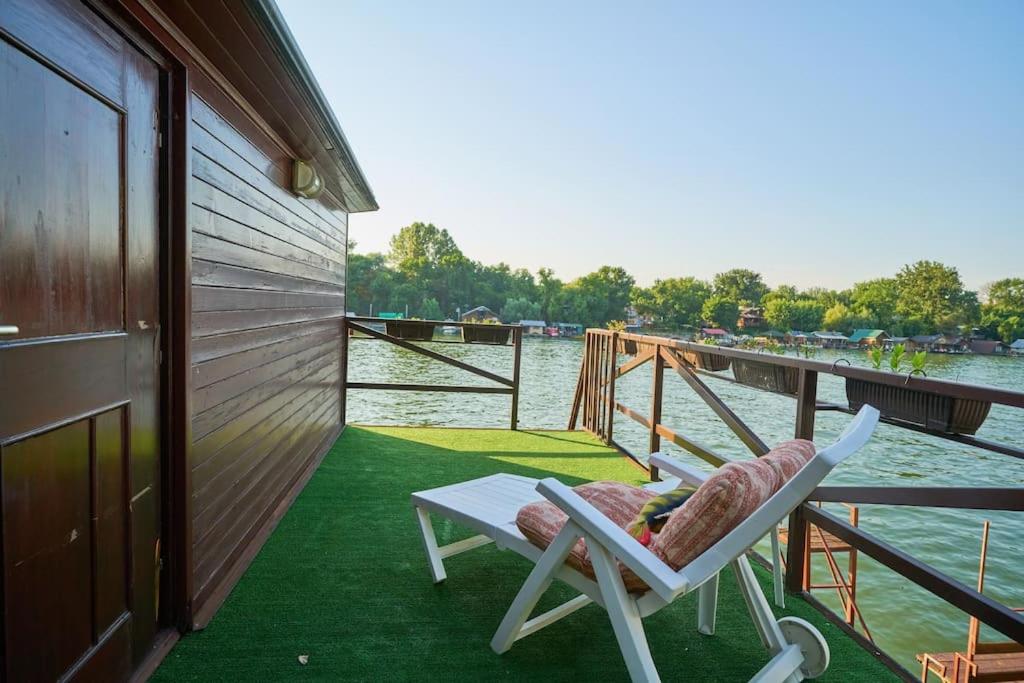 Homey house boat, great location