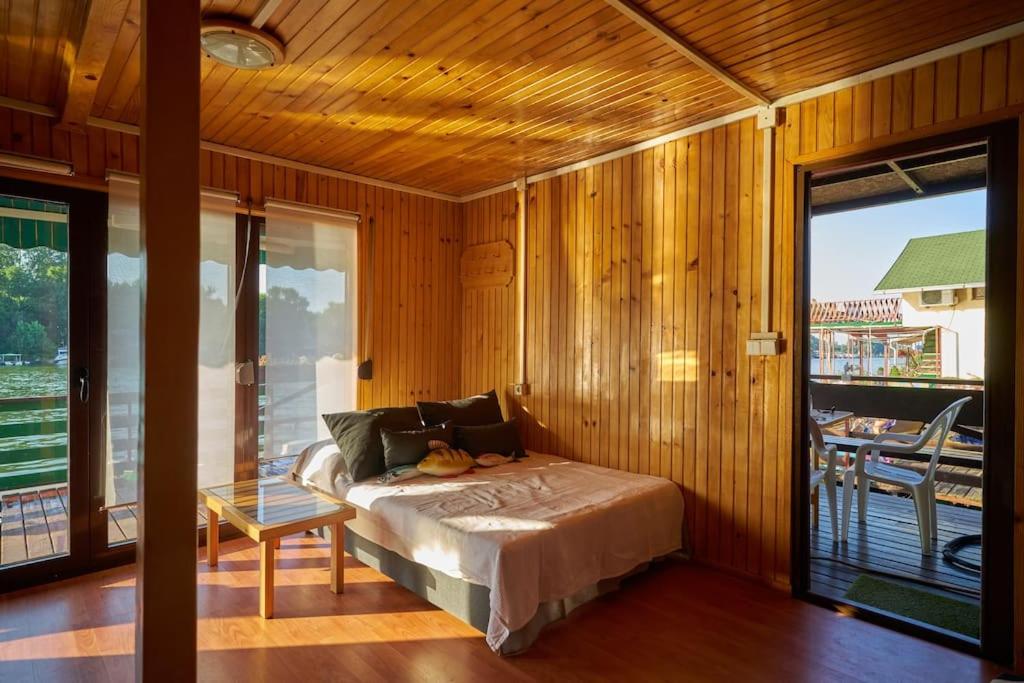 Homey house boat, great location
