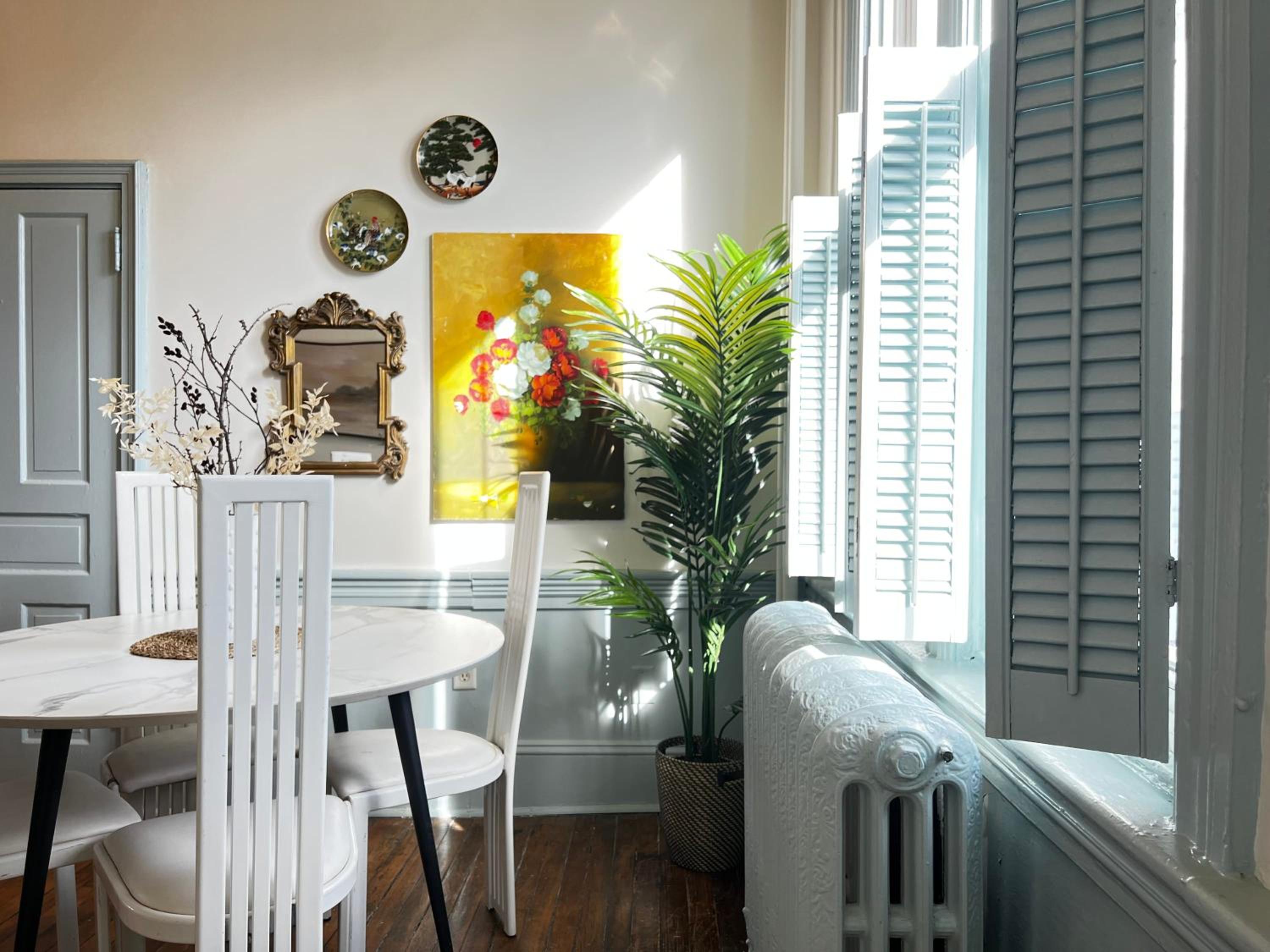 Modern Comforts in Downtown's Victorian Gem Patio, Unit #3
