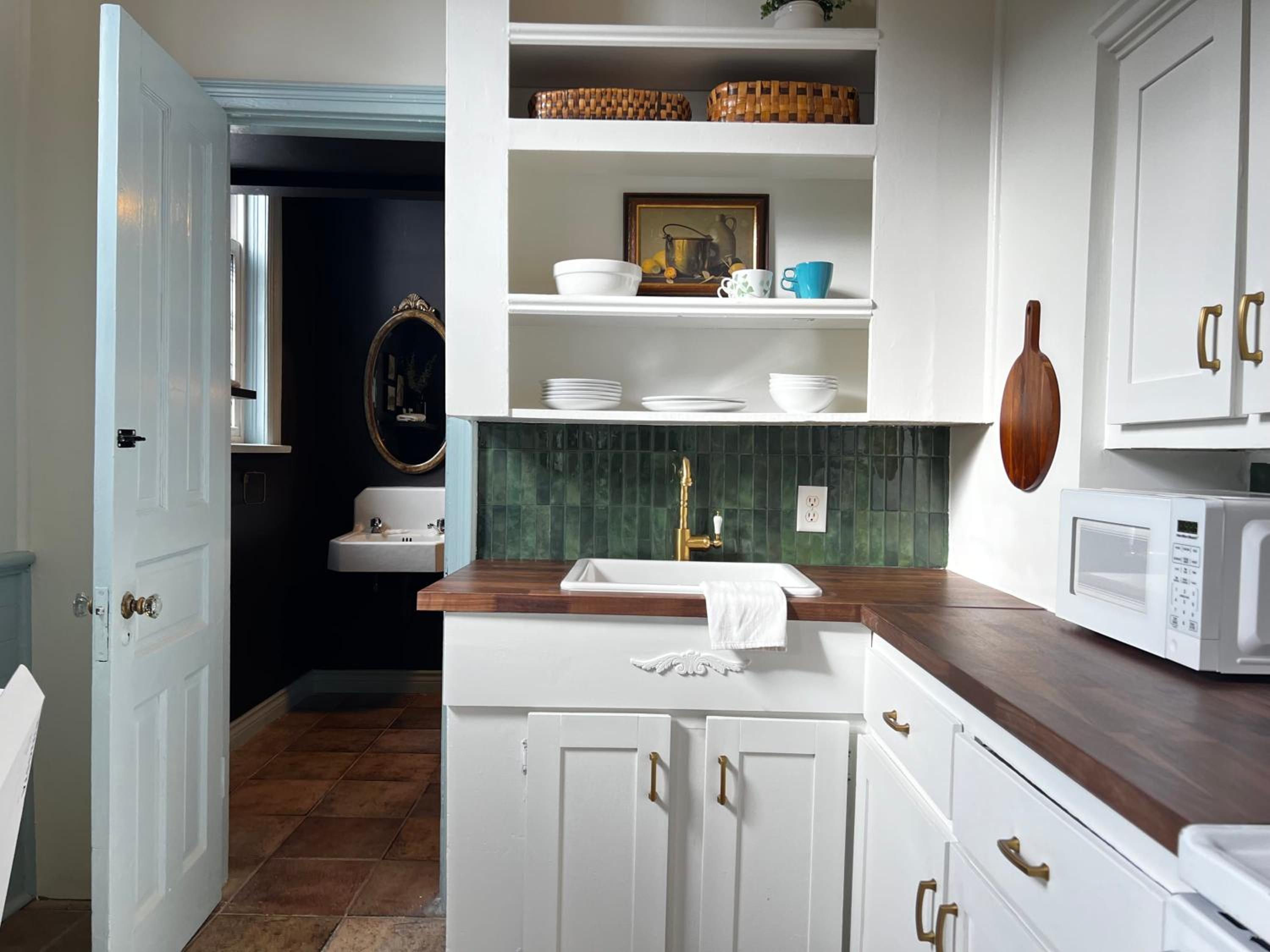 Modern Comforts in Downtown's Victorian Gem Patio, Unit #3
