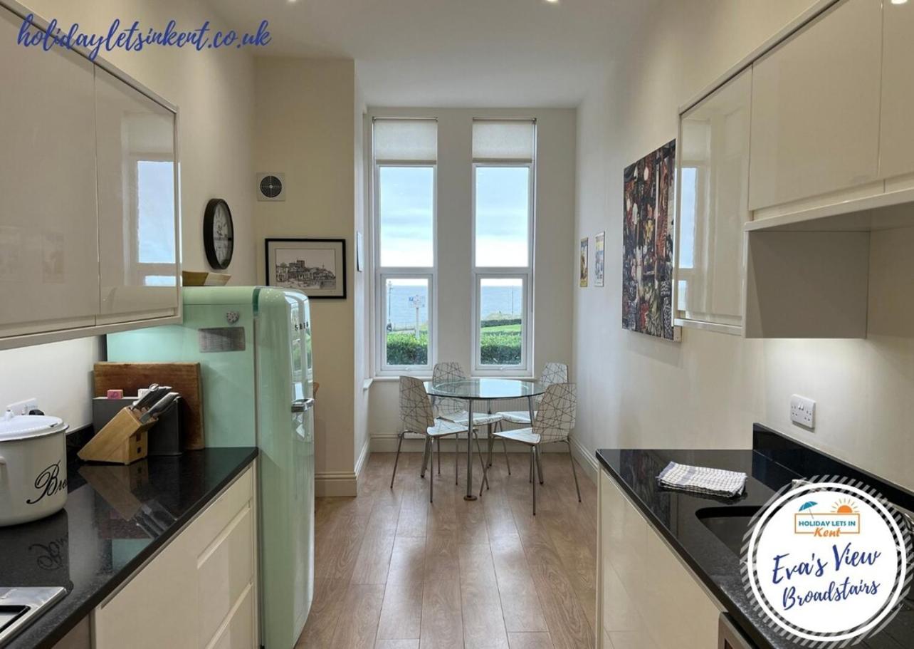 Eva's Sea View 2 Bed 2 Bath Parking view 2