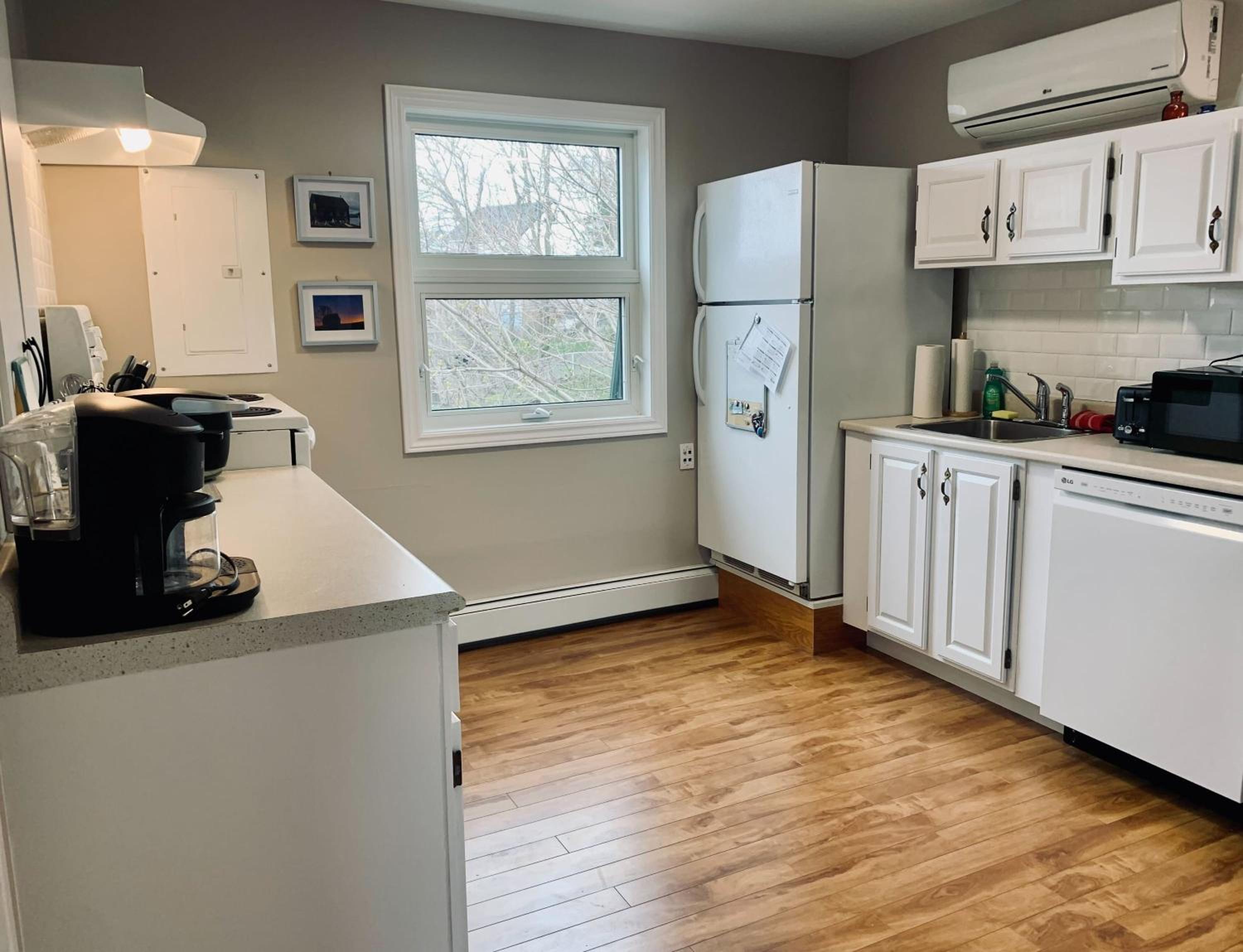 Comfy 2-BDRM with AC Historic North End