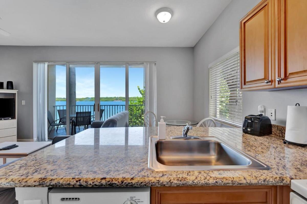 Bayview Oceanside Condo with Pool and Private Balcony