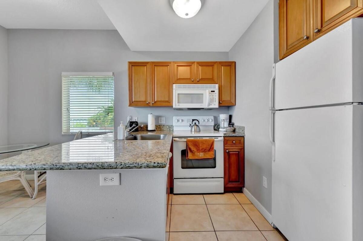 Bayview Oceanside Condo with Pool and Private Balcony