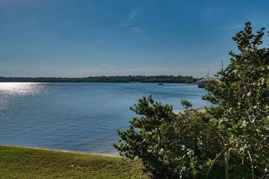 Bayview Oceanside Condo with Pool and Private Balcony