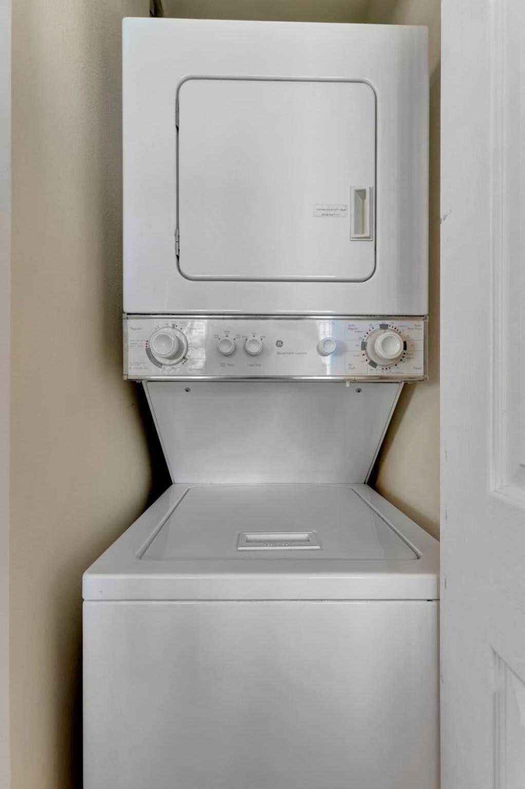 Bayview Oceanside Condo with Pool and Private Balcony