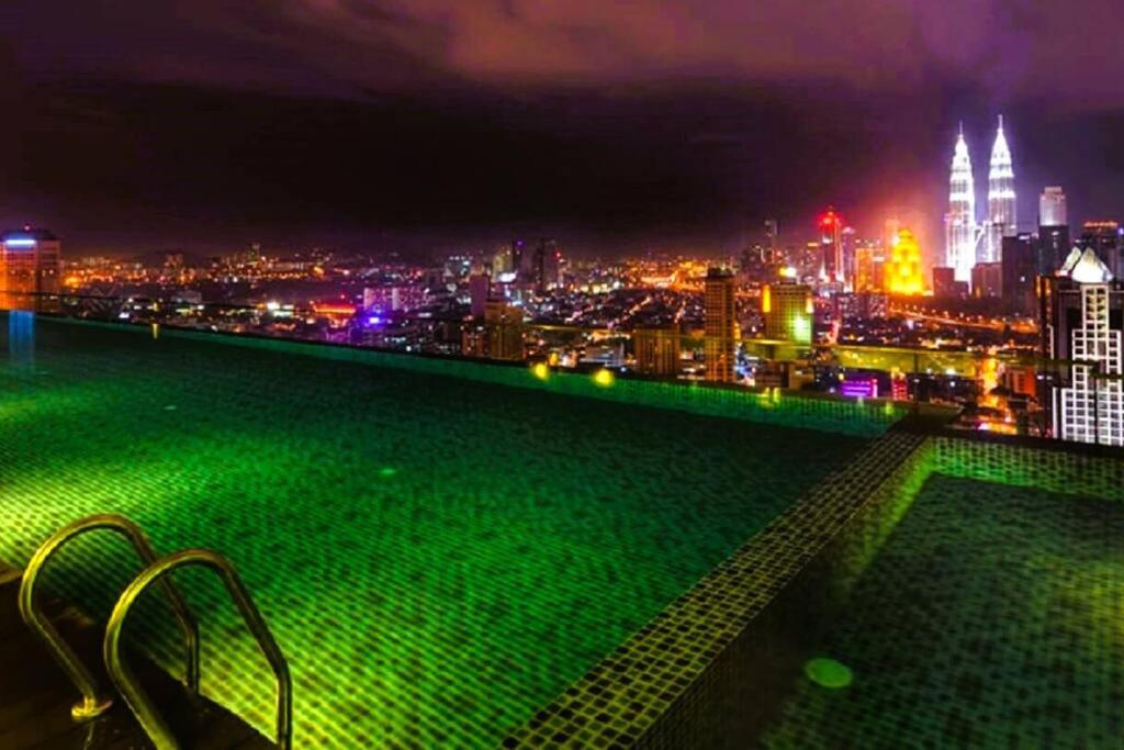 Cozy 1BR KLCC view SkyPool Suite Regalia Residence