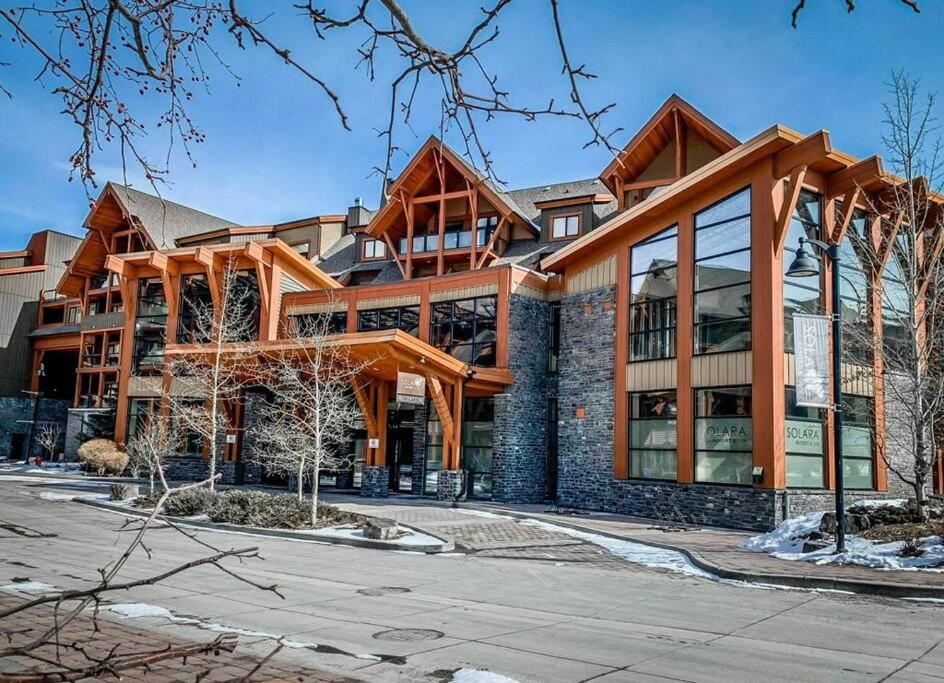 L109 Canmore World Class Solara Resort - Hot tub, Pool, Gym, AirCon, Free Parking & Netflix