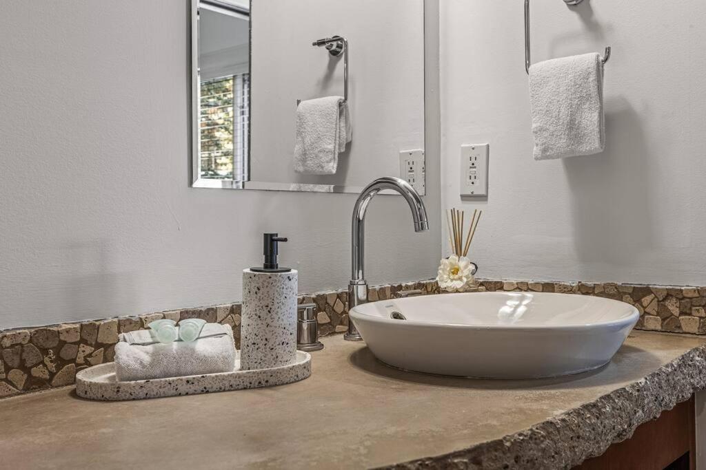 L109 Canmore World Class Solara Resort - Hot tub, Pool, Gym, AirCon, Free Parking & Netflix