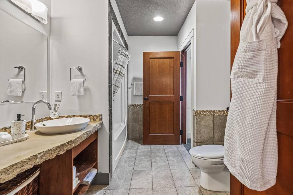 L109 Canmore World Class Solara Resort - Hot tub, Pool, Gym, AirCon, Free Parking & Netflix