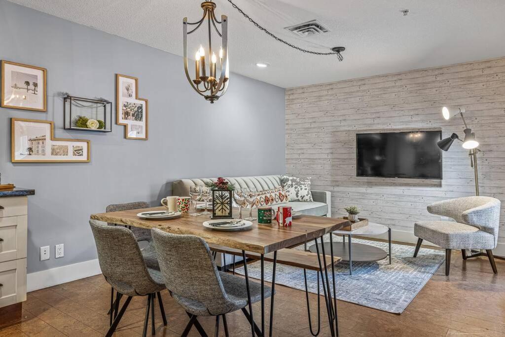 L109 Canmore World Class Solara Resort - Hot tub, Pool, Gym, AirCon, Free Parking & Netflix