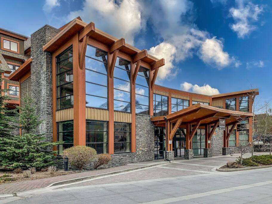 L109 Canmore World Class Solara Resort - Hot tub, Pool, Gym, AirCon, Free Parking & Netflix