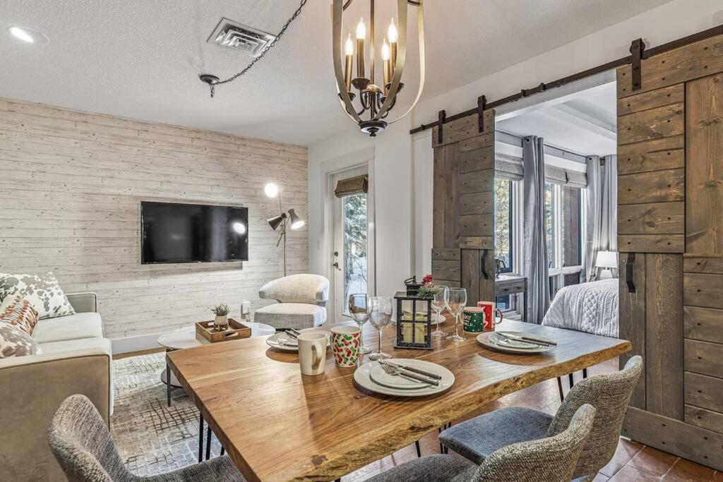 L109 Canmore World Class Solara Resort - Hot tub, Pool, Gym, AirCon, Free Parking & Netflix