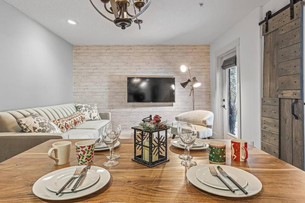 L109 Canmore World Class Solara Resort - Hot tub, Pool, Gym, AirCon, Free Parking & Netflix