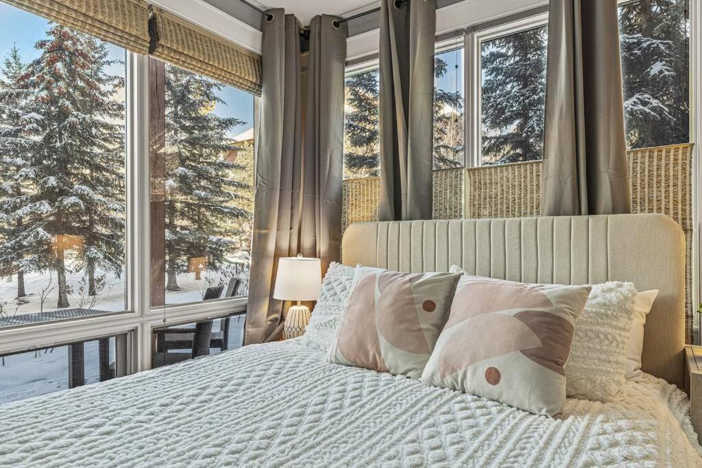 L109 Canmore World Class Solara Resort - Hot tub, Pool, Gym, AirCon, Free Parking & Netflix
