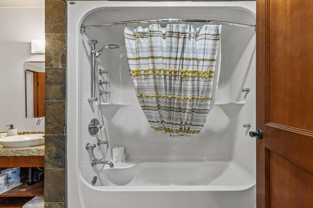 L109 Canmore World Class Solara Resort - Hot tub, Pool, Gym, AirCon, Free Parking & Netflix