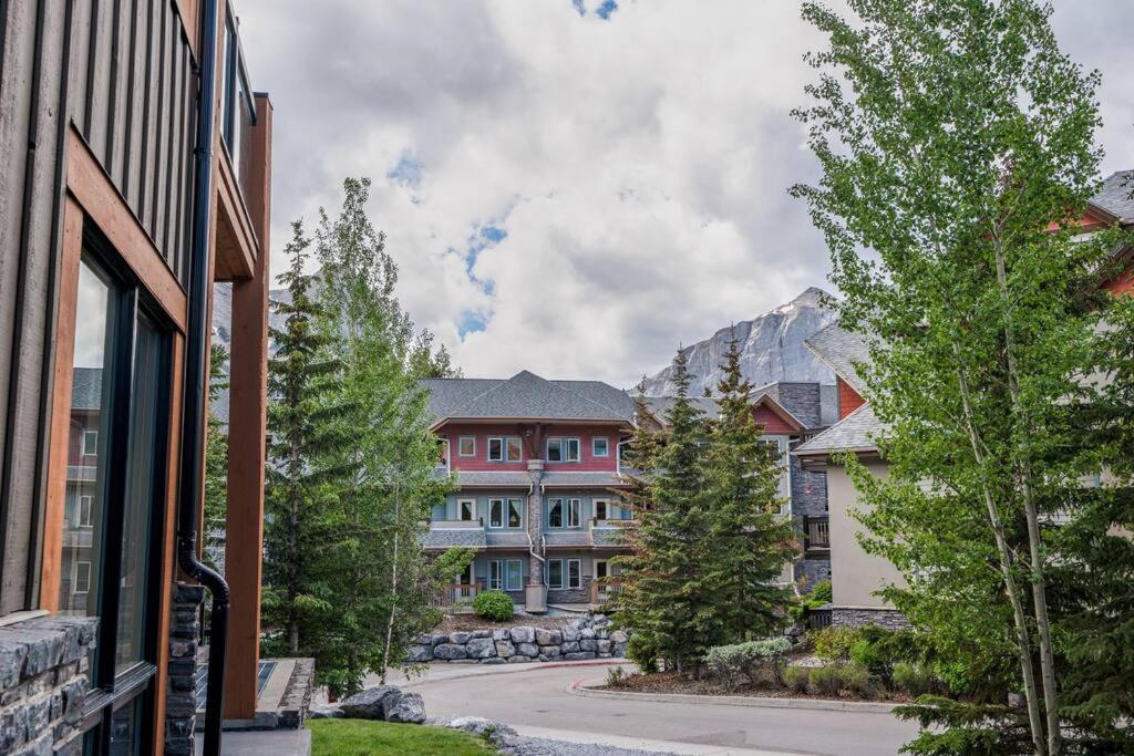 L109 Canmore World Class Solara Resort - Hot tub, Pool, Gym, AirCon, Free Parking & Netflix