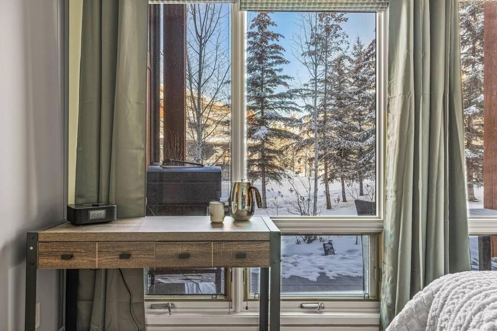 L109 Canmore World Class Solara Resort - Hot tub, Pool, Gym, AirCon, Free Parking & Netflix