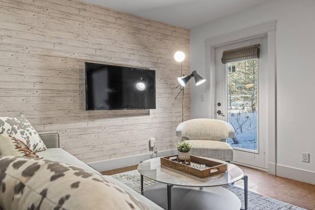L109 Canmore World Class Solara Resort - Hot tub, Pool, Gym, AirCon, Free Parking & Netflix