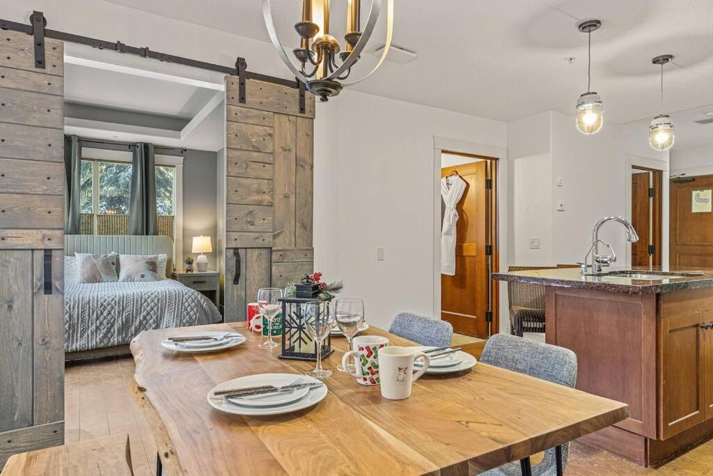 L109 Canmore World Class Solara Resort - Hot tub, Pool, Gym, AirCon, Free Parking & Netflix