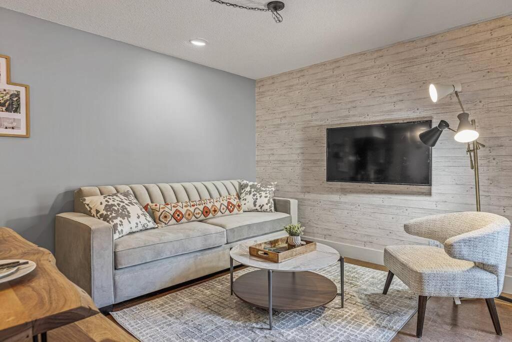 L109 Canmore World Class Solara Resort - Hot tub, Pool, Gym, AirCon, Free Parking & Netflix