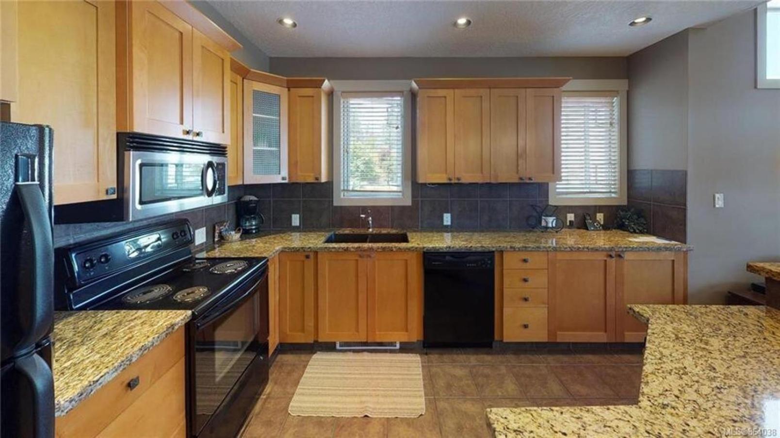 Sooke Harbour Penthouse - Luxurious 4 Bdrm Rental
