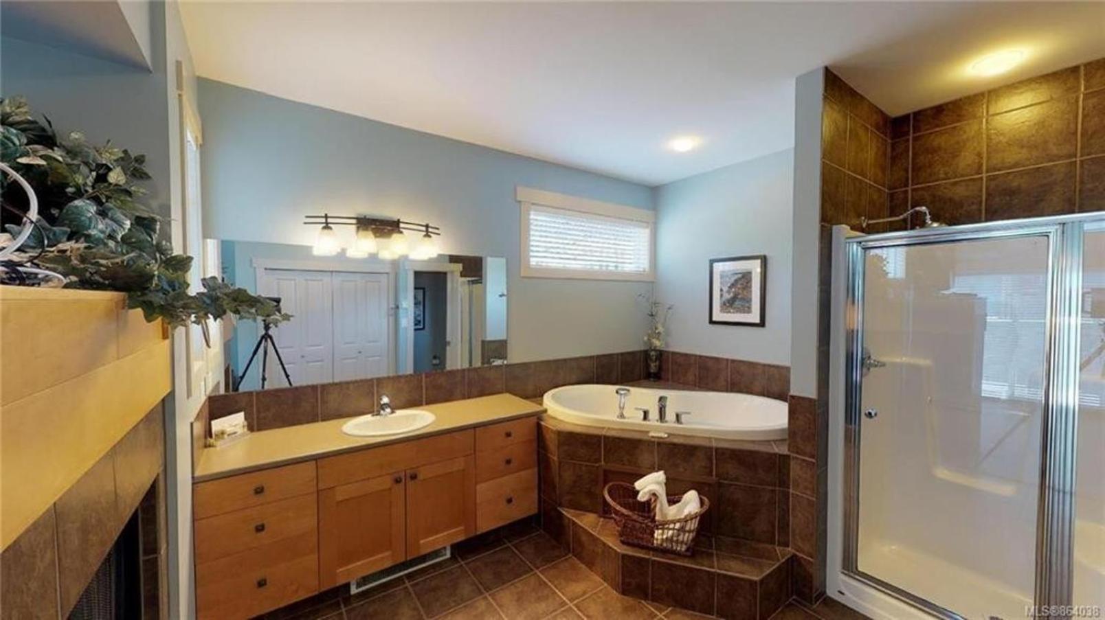 Sooke Harbour Penthouse - Luxurious 4 Bdrm Rental