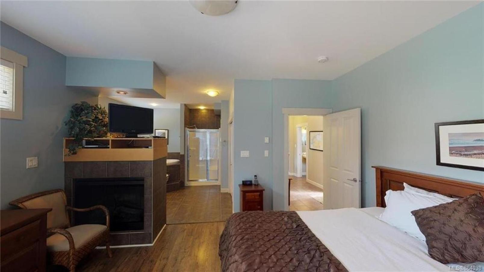 Sooke Harbour Penthouse - Luxurious 4 Bdrm Rental