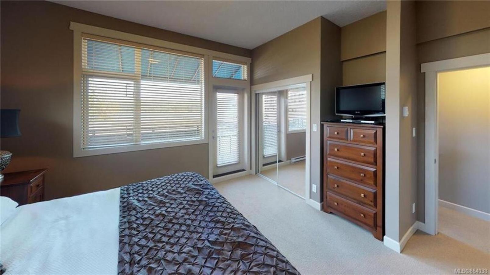 Sooke Harbour Penthouse - Luxurious 4 Bdrm Rental