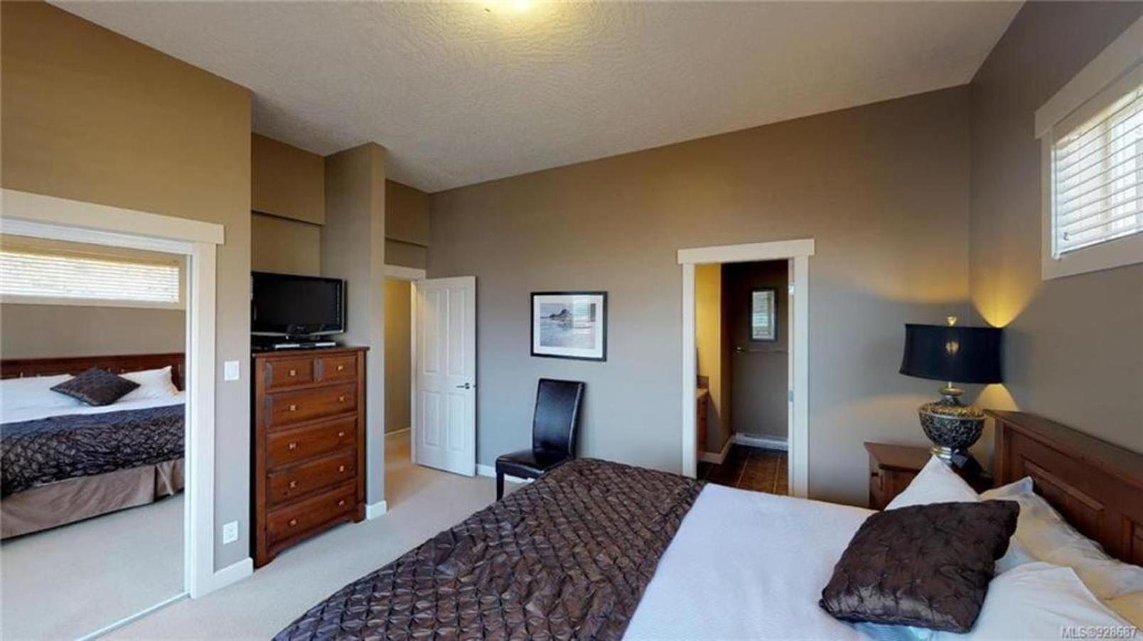 Sooke Vacations - Sooke Harbour Penthouse - Property Image 4