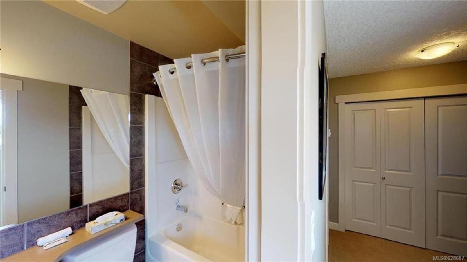 Sooke Vacations - Sooke Harbour Penthouse - Property Image 8