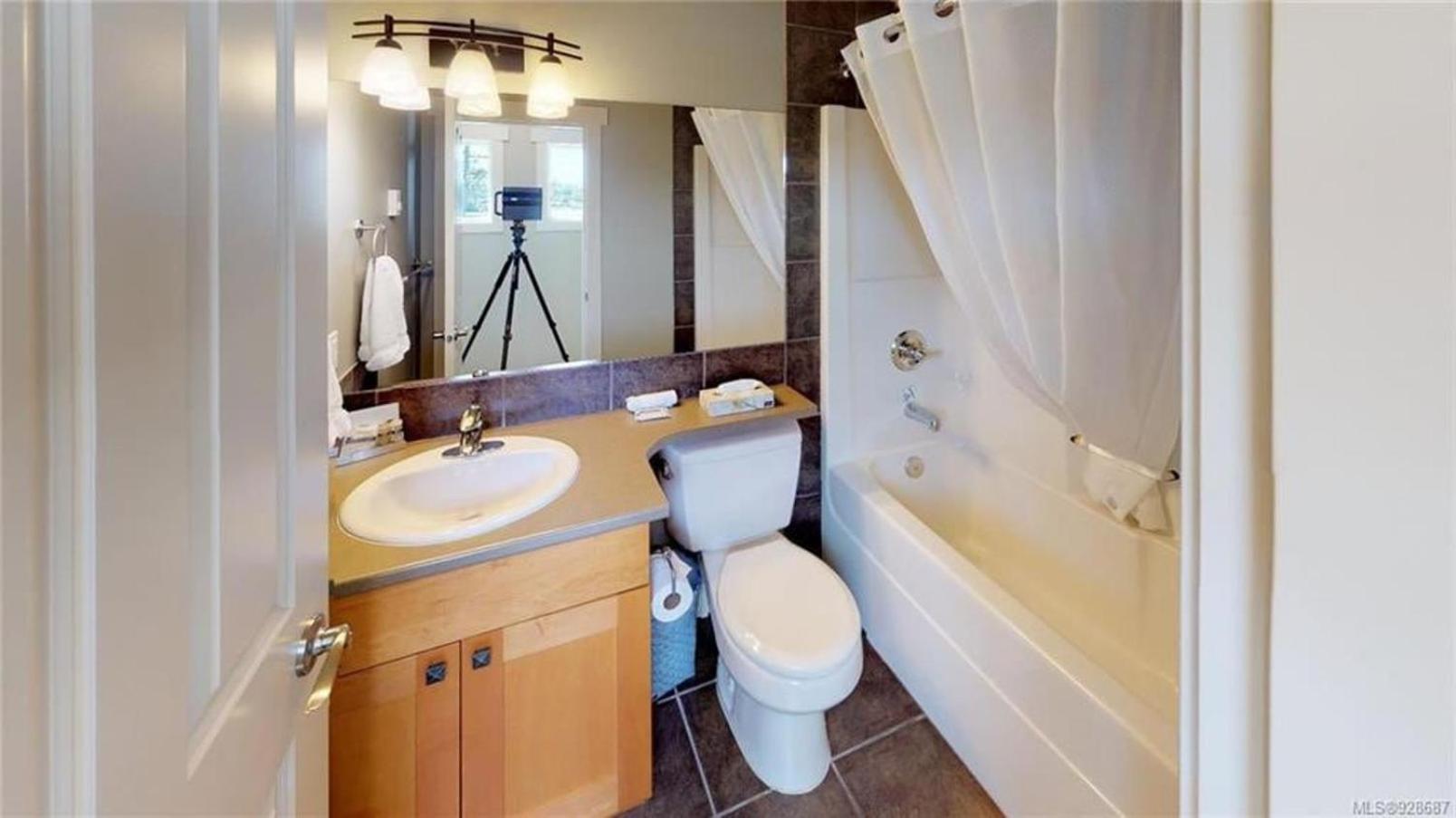 Sooke Vacations - Sooke Harbour Penthouse - Property Image 9