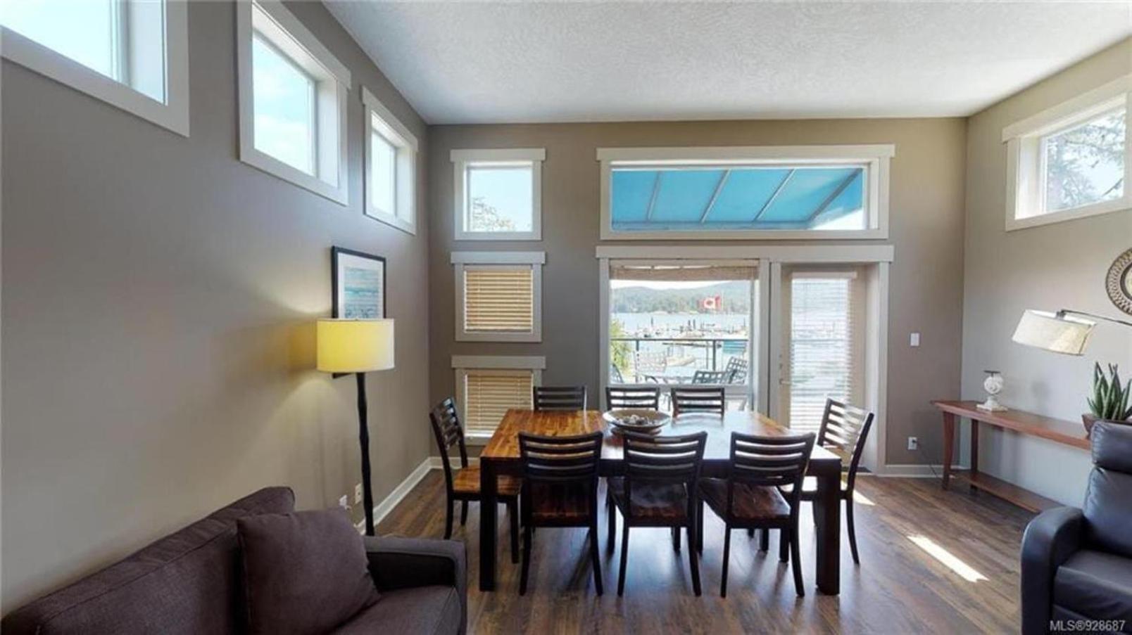 Sooke Harbour Penthouse - Luxurious 4 Bdrm Rental