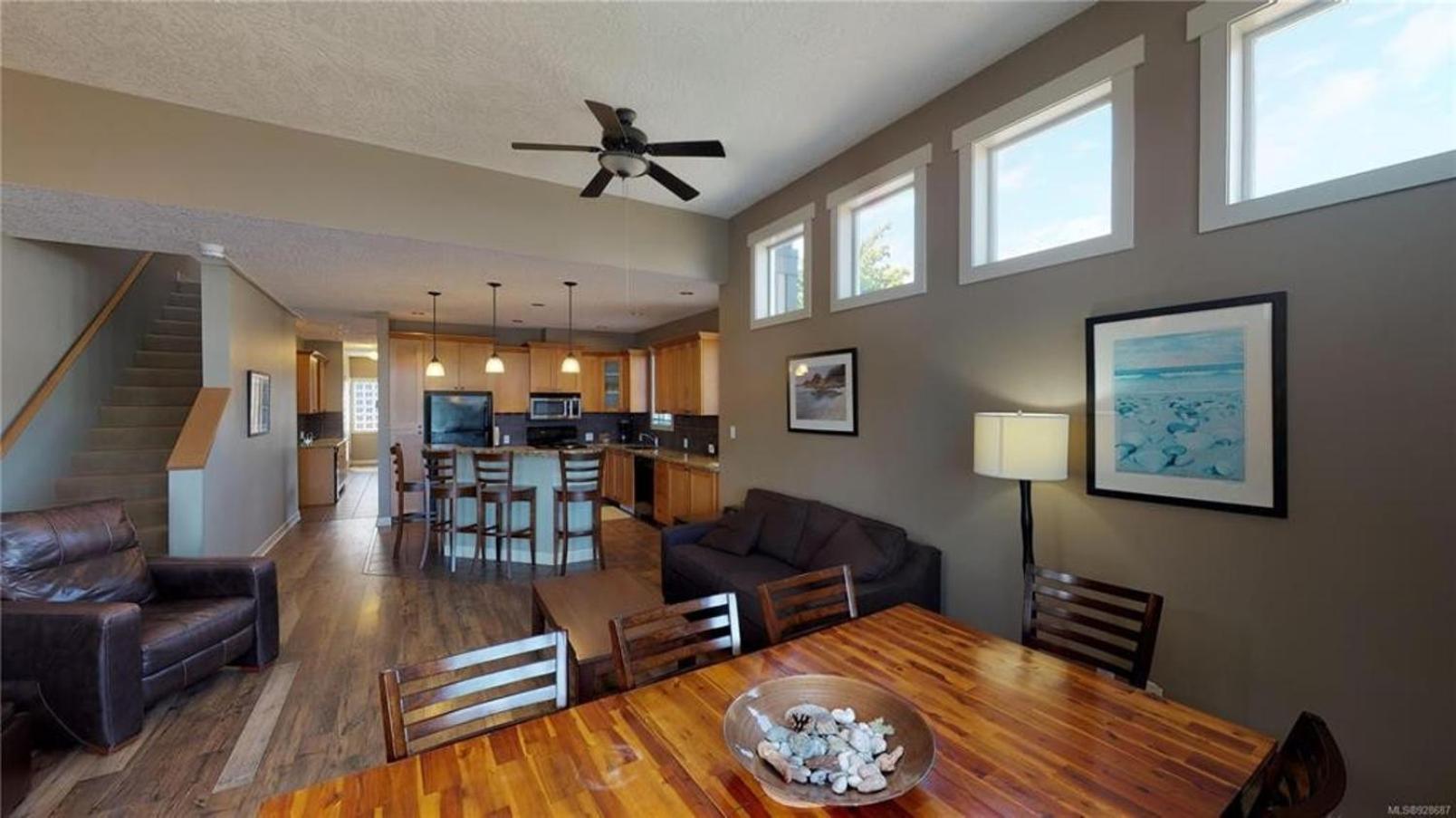 Sooke Harbour Penthouse - Luxurious 4 Bdrm Rental