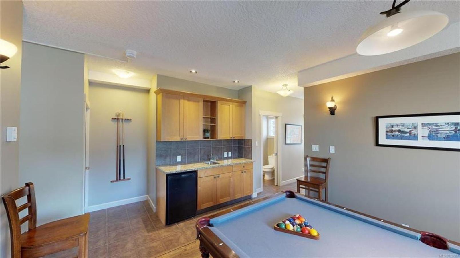 Sooke Harbour Penthouse - Luxurious 4 Bdrm Rental