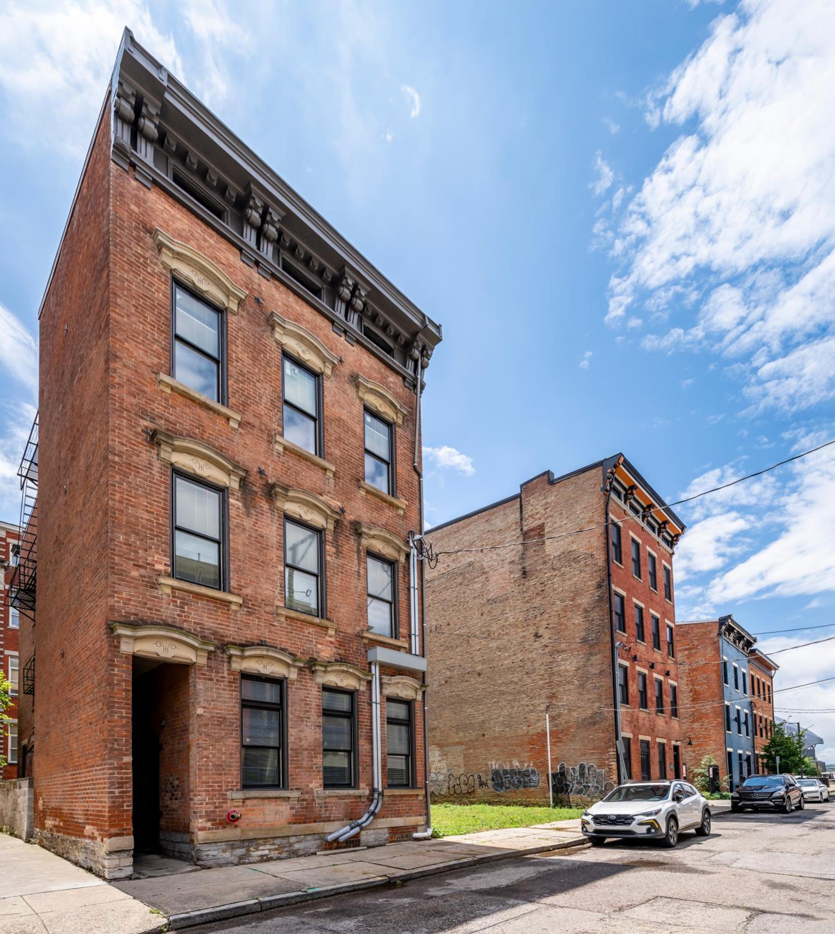 Prime OTR, 3 Lux Queen Beds, Two 55in TVs, Steps to TQL, Findlay Market, Light Rail, Fast Wifi view 2