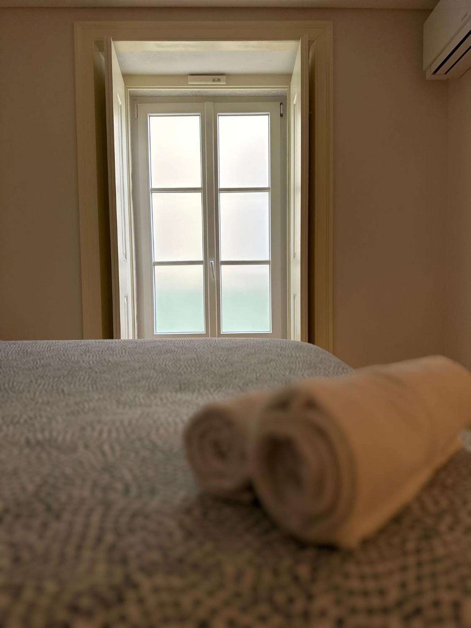 Central Bedroom in Shared House in Chiado - Historic Center of Lisbon view 3