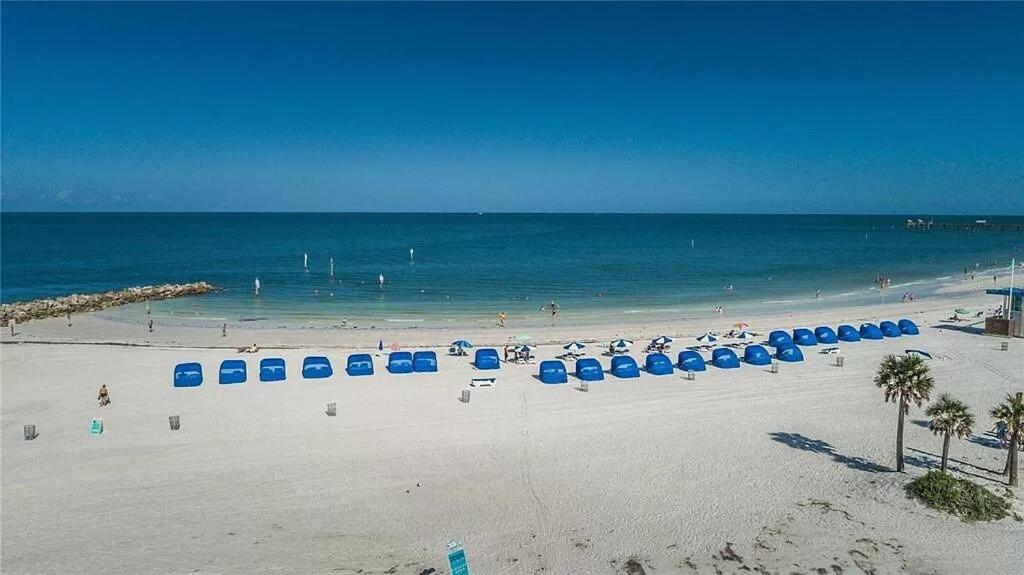 The Seashell Suite with Private Balcony and Walk to Beach