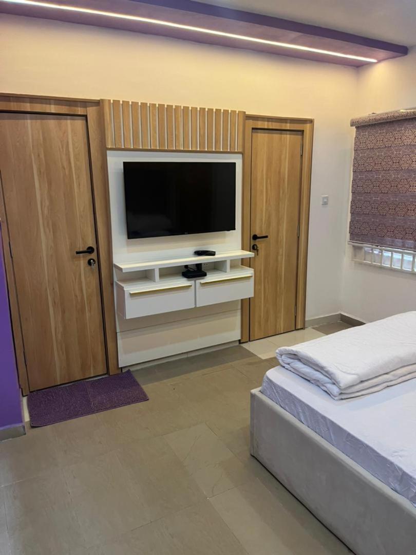 Cozy Studio in Wuse II Abuja I Fast Wifi, 24-7 Power, Free Parking view 3