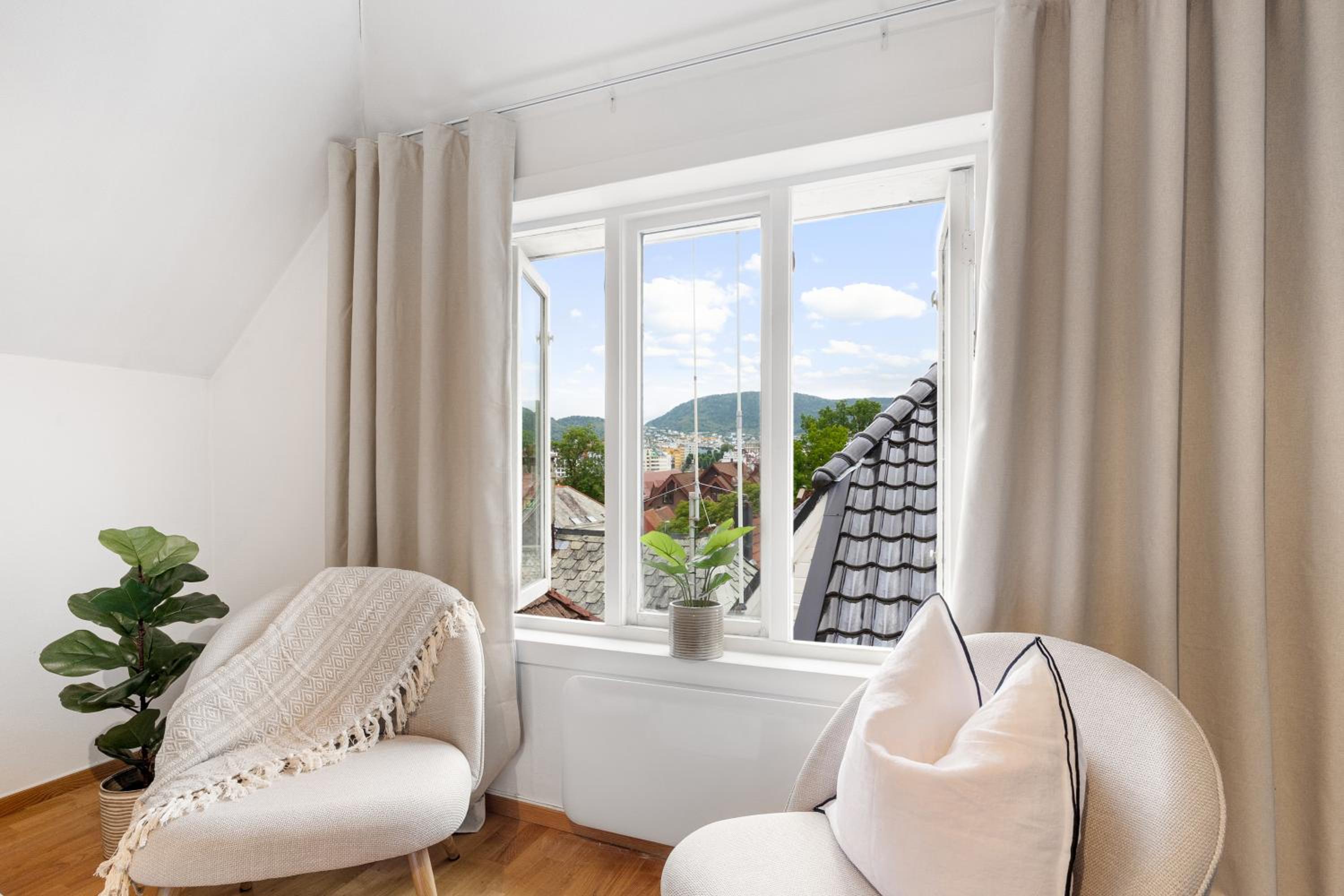 View to Bryggen - Renovated dec 24 - Historic cobblestone street view 5