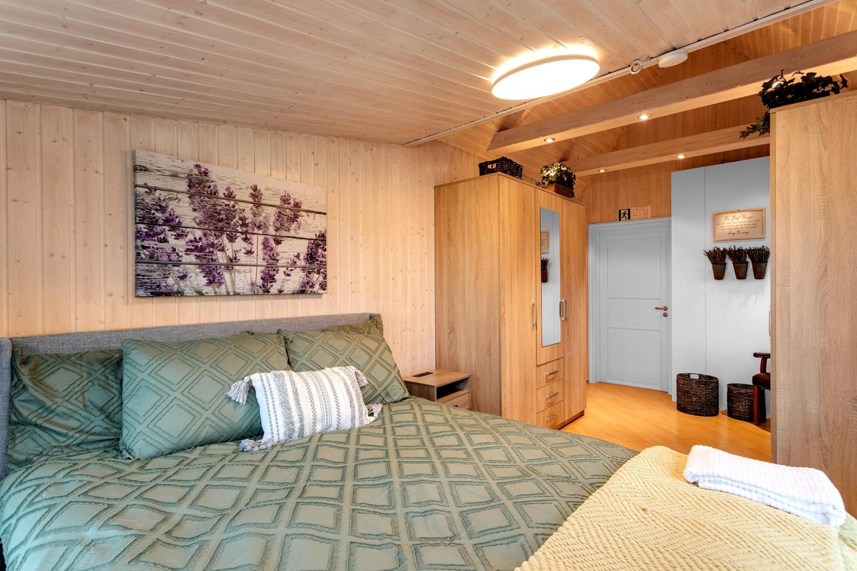 3BR Spacious Cottage with Geothermal HotTub & Stunning View view 2