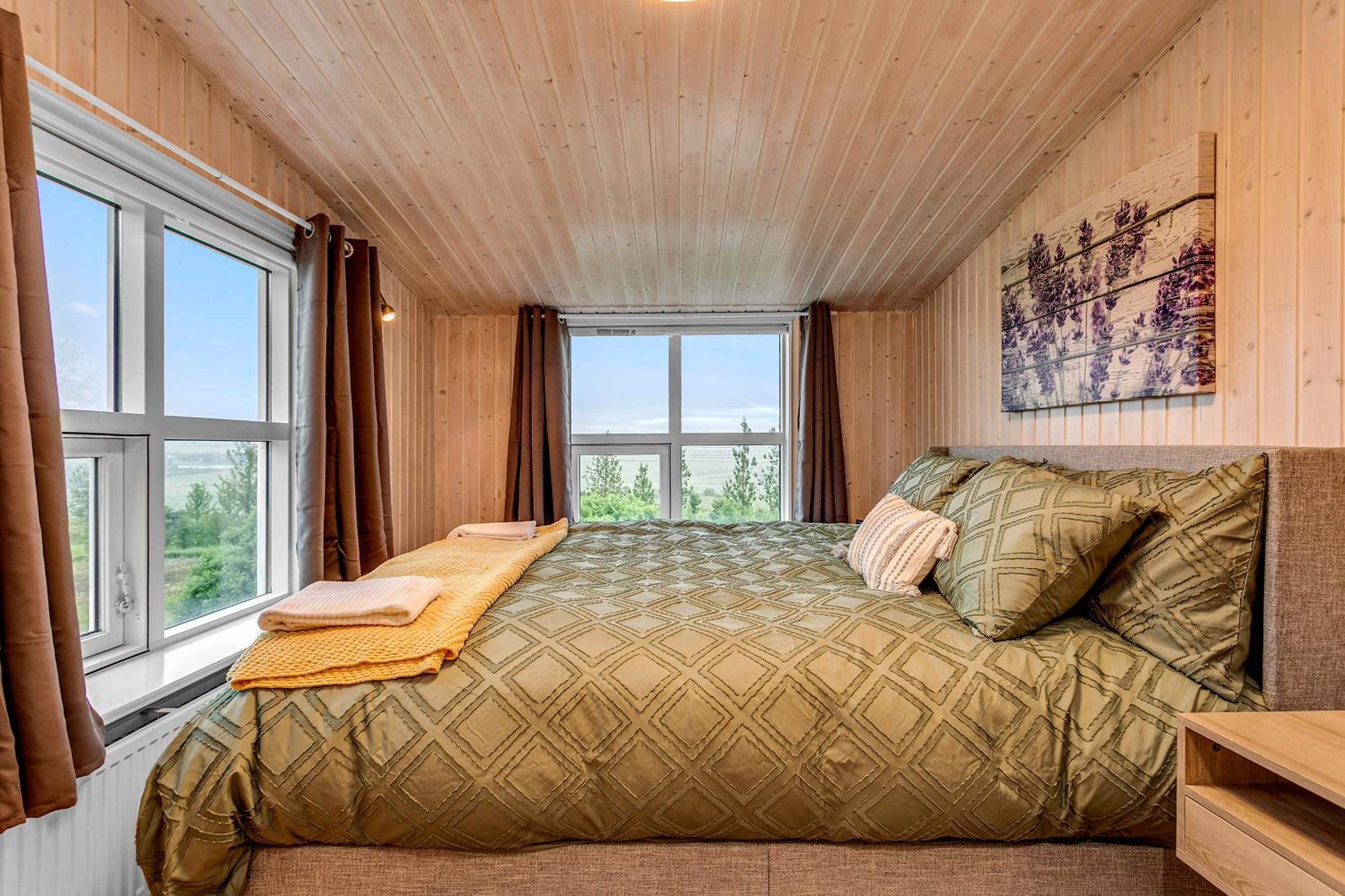 3BR Spacious Cottage with Geothermal HotTub & Stunning View view 5